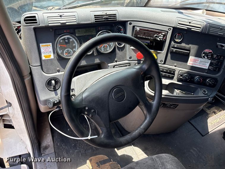 image for item YA2544 2018 Freightliner Cascadia semi truck