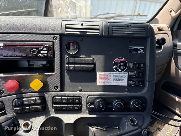 image for item YA2544 2018 Freightliner Cascadia semi truck
