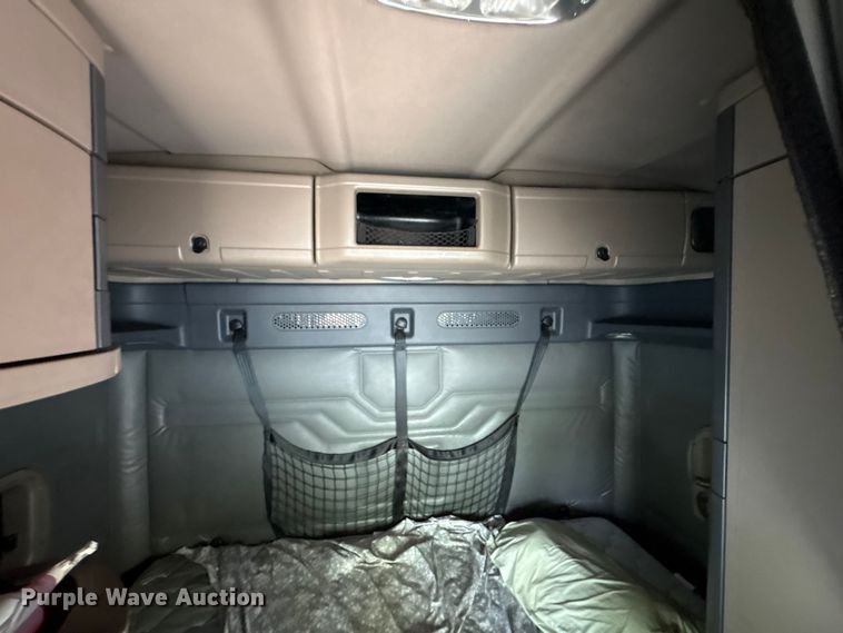 image for item YA2544 2018 Freightliner Cascadia semi truck