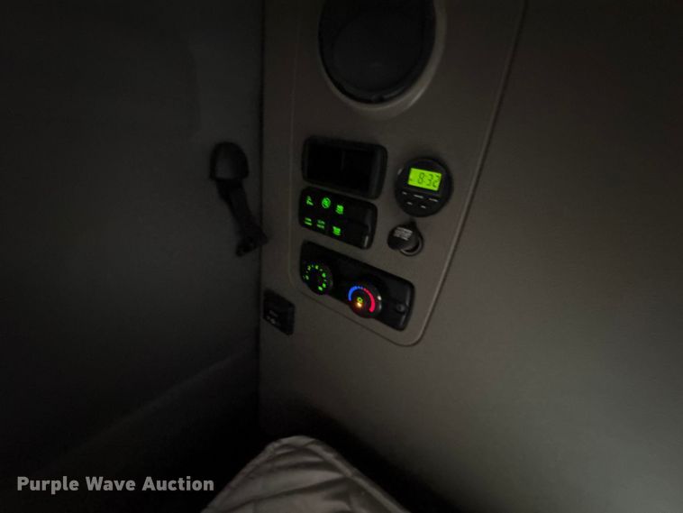 image for item YA2544 2018 Freightliner Cascadia semi truck
