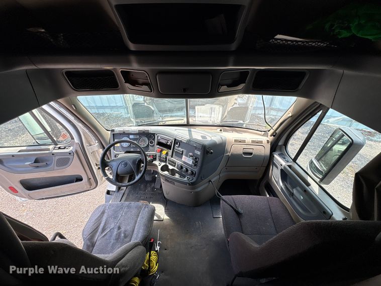 image for item YA2544 2018 Freightliner Cascadia semi truck
