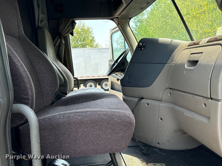 image for item YA2544 2018 Freightliner Cascadia semi truck