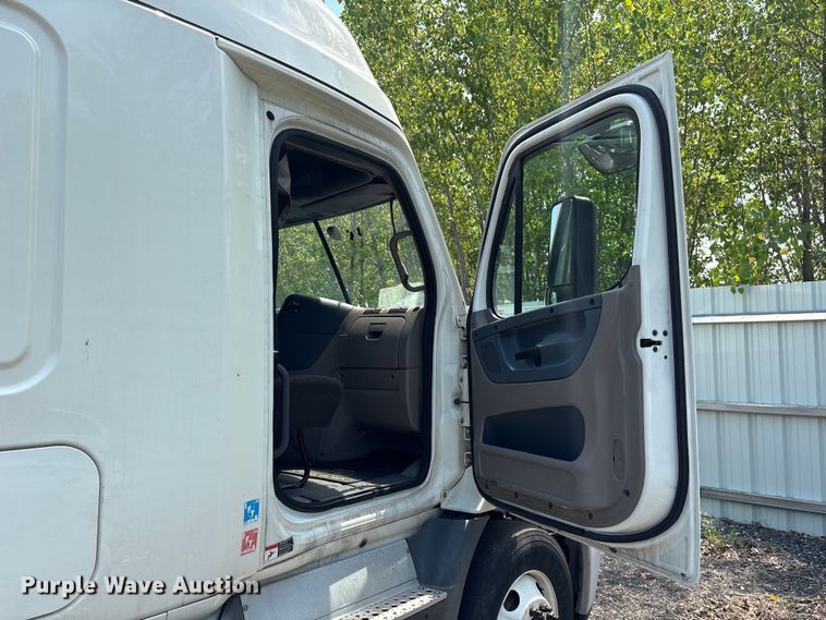 image for item YA2544 2018 Freightliner Cascadia semi truck