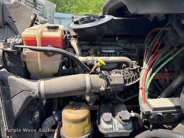 image for item YA2544 2018 Freightliner Cascadia semi truck