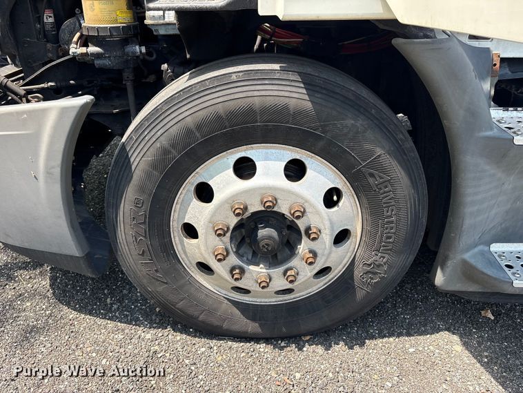 image for item YA2544 2018 Freightliner Cascadia semi truck