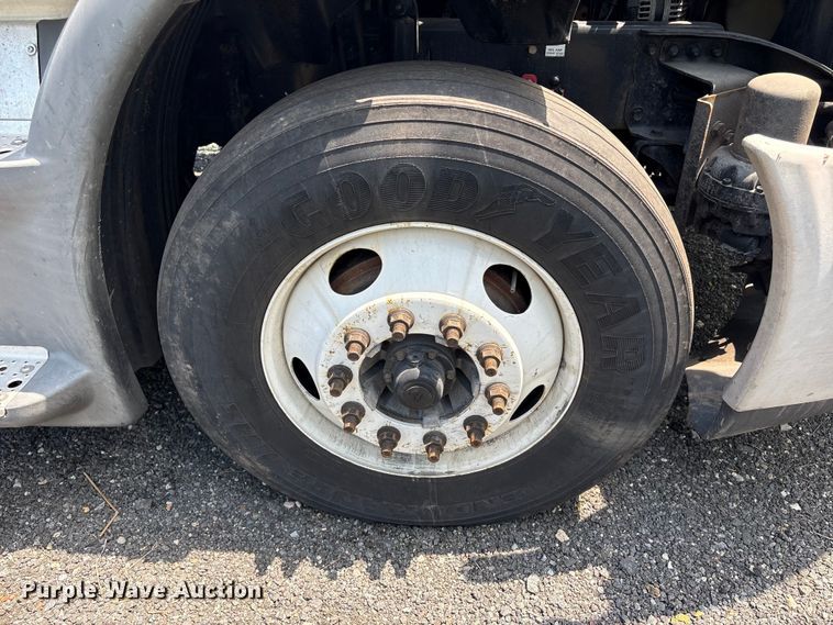 image for item YA2544 2018 Freightliner Cascadia semi truck