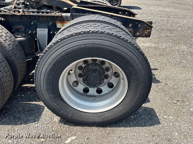 image for item YA2544 2018 Freightliner Cascadia semi truck