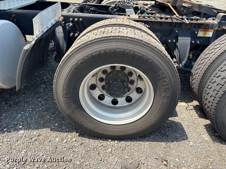 image for item YA2544 2018 Freightliner Cascadia semi truck