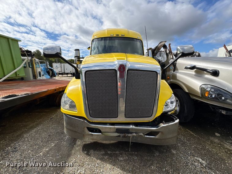 image for item YA2660 2019 Kenworth T680 semi truck
