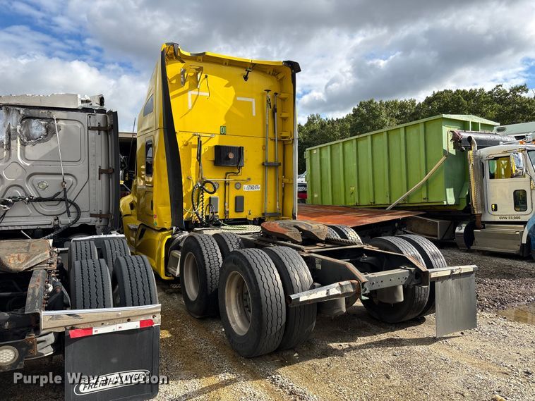 image for item YA2660 2019 Kenworth T680 semi truck