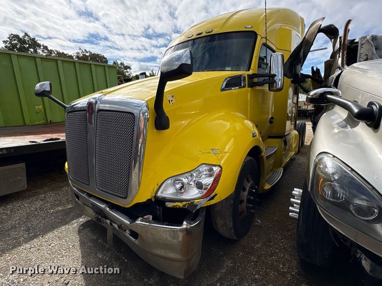 image for item YA2660 2019 Kenworth T680 semi truck