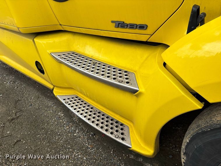 image for item YA2660 2019 Kenworth T680 semi truck