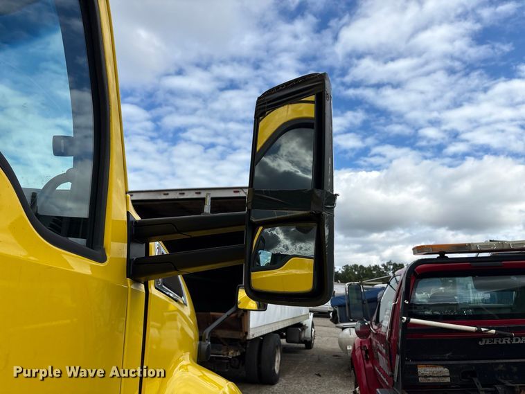image for item YA2660 2019 Kenworth T680 semi truck