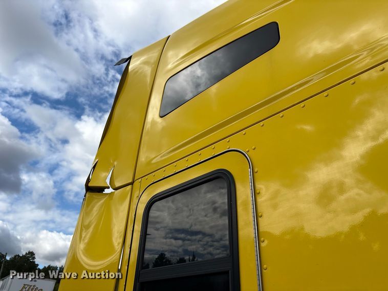 image for item YA2660 2019 Kenworth T680 semi truck