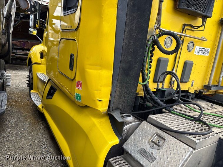 image for item YA2660 2019 Kenworth T680 semi truck