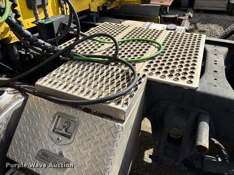 image for item YA2660 2019 Kenworth T680 semi truck