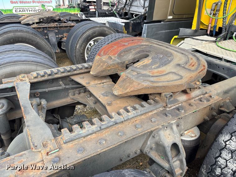 image for item YA2660 2019 Kenworth T680 semi truck
