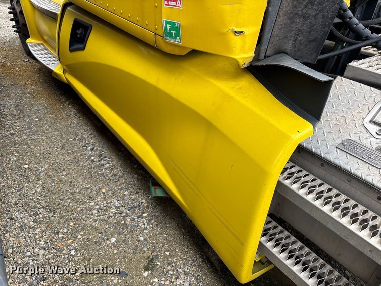 image for item YA2660 2019 Kenworth T680 semi truck