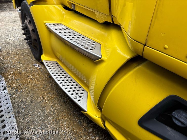 image for item YA2660 2019 Kenworth T680 semi truck