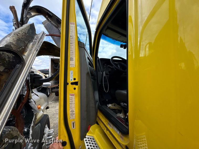 image for item YA2660 2019 Kenworth T680 semi truck