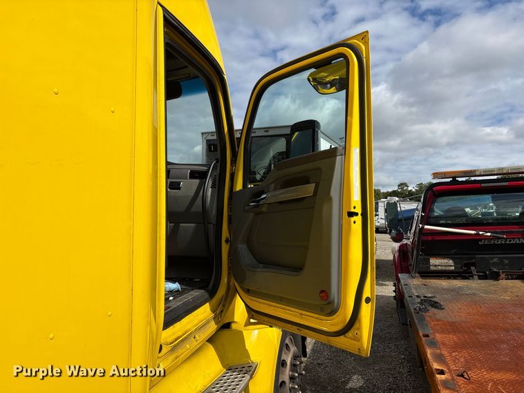 image for item YA2660 2019 Kenworth T680 semi truck