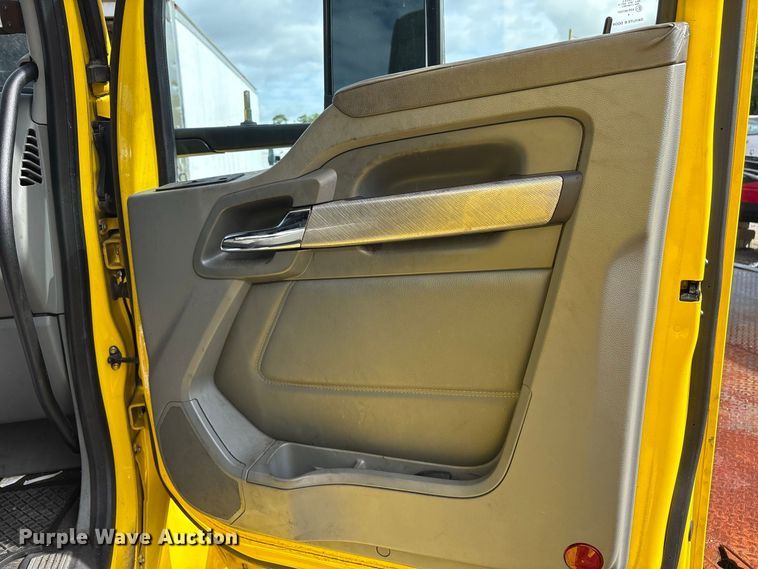 image for item YA2660 2019 Kenworth T680 semi truck