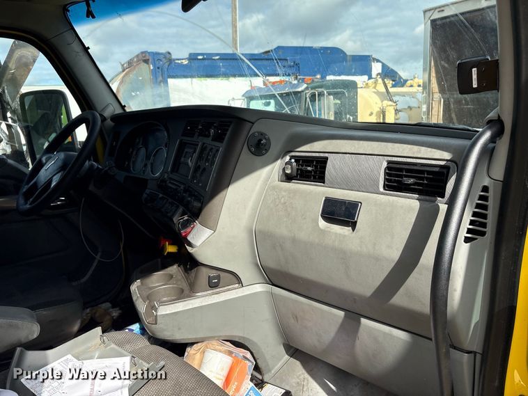 image for item YA2660 2019 Kenworth T680 semi truck
