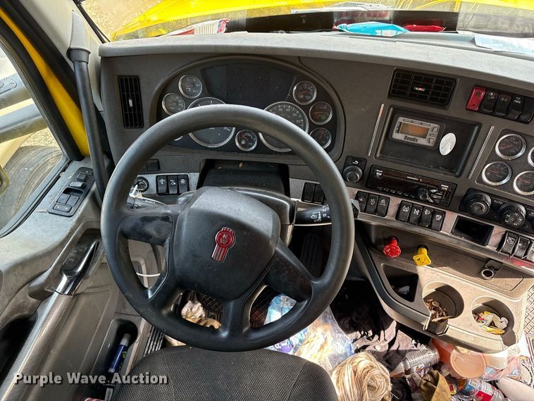 image for item YA2660 2019 Kenworth T680 semi truck