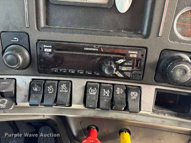 image for item YA2660 2019 Kenworth T680 semi truck