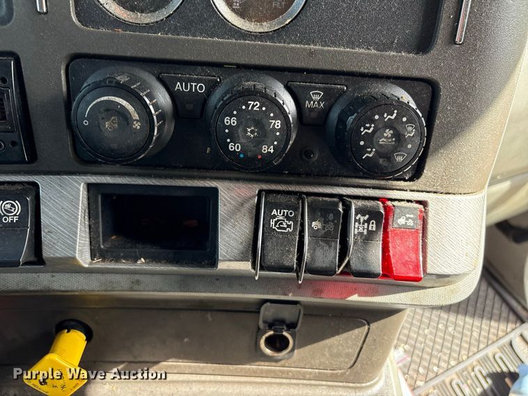 image for item YA2660 2019 Kenworth T680 semi truck