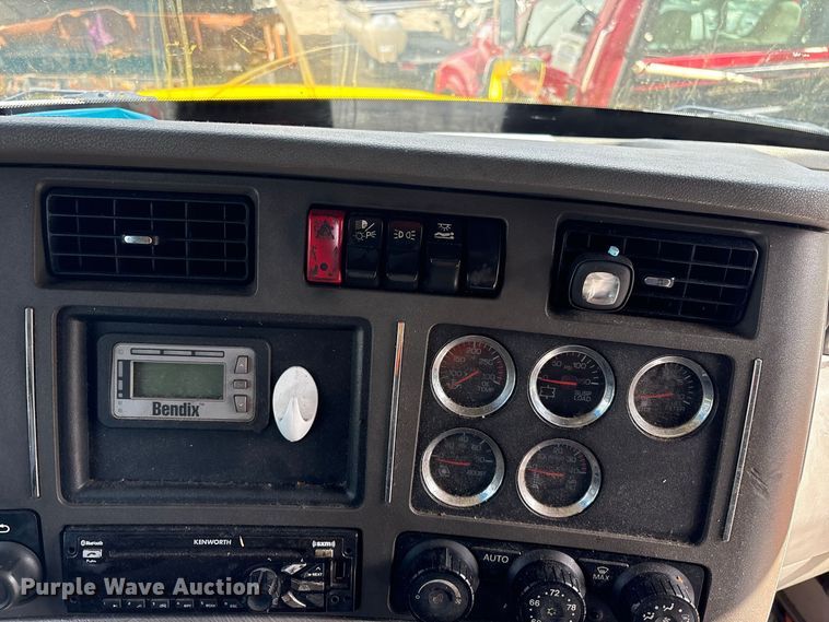 image for item YA2660 2019 Kenworth T680 semi truck
