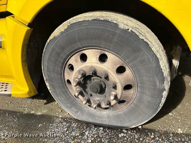 image for item YA2660 2019 Kenworth T680 semi truck