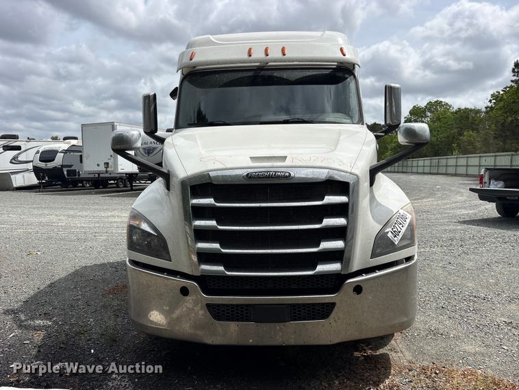 image for item YA2869 2020 Freightliner Cascadia semi truck