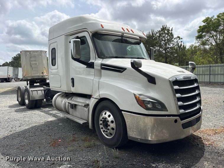image for item YA2869 2020 Freightliner Cascadia semi truck