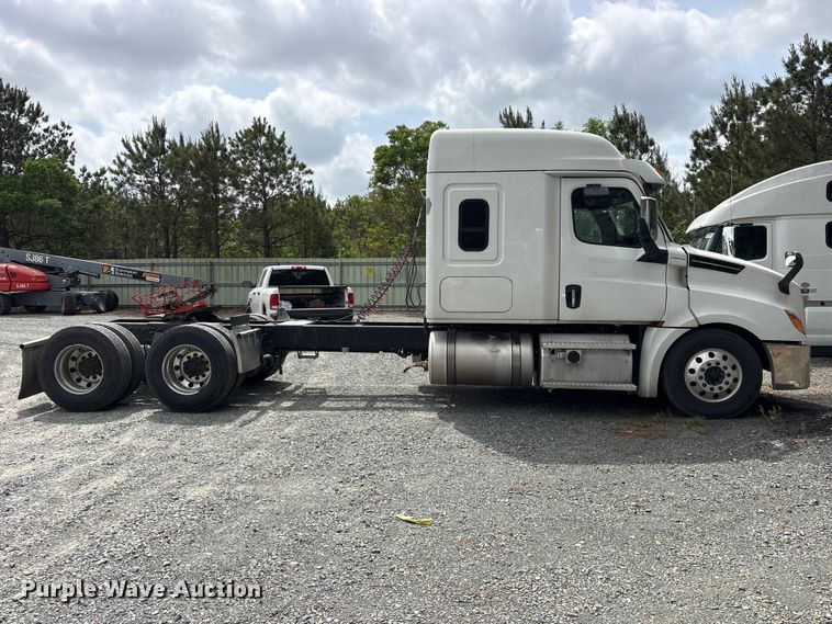 image for item YA2869 2020 Freightliner Cascadia semi truck