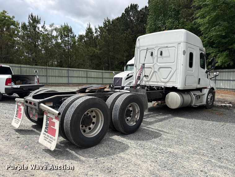 image for item YA2869 2020 Freightliner Cascadia semi truck