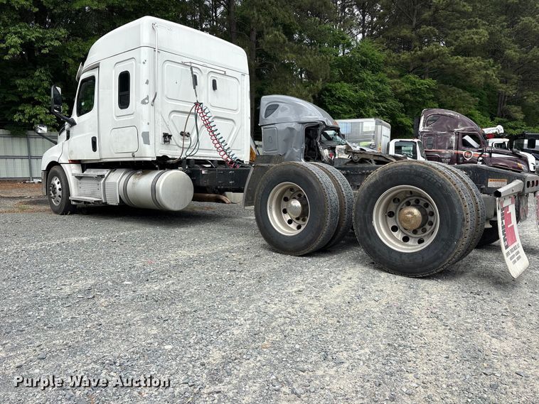 image for item YA2869 2020 Freightliner Cascadia semi truck