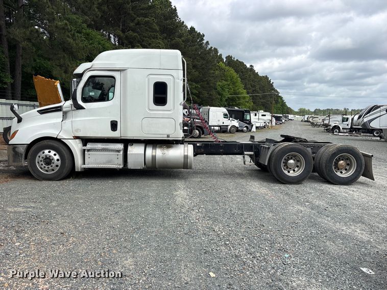 image for item YA2869 2020 Freightliner Cascadia semi truck