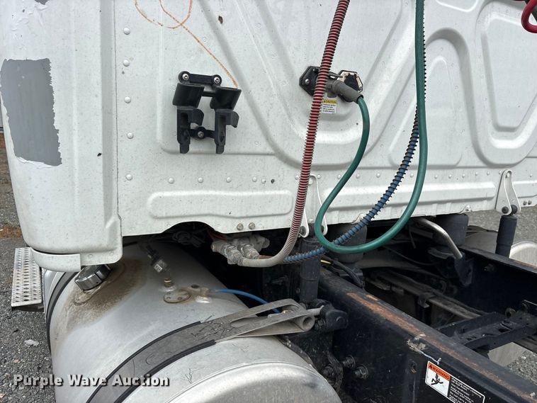 image for item YA2869 2020 Freightliner Cascadia semi truck