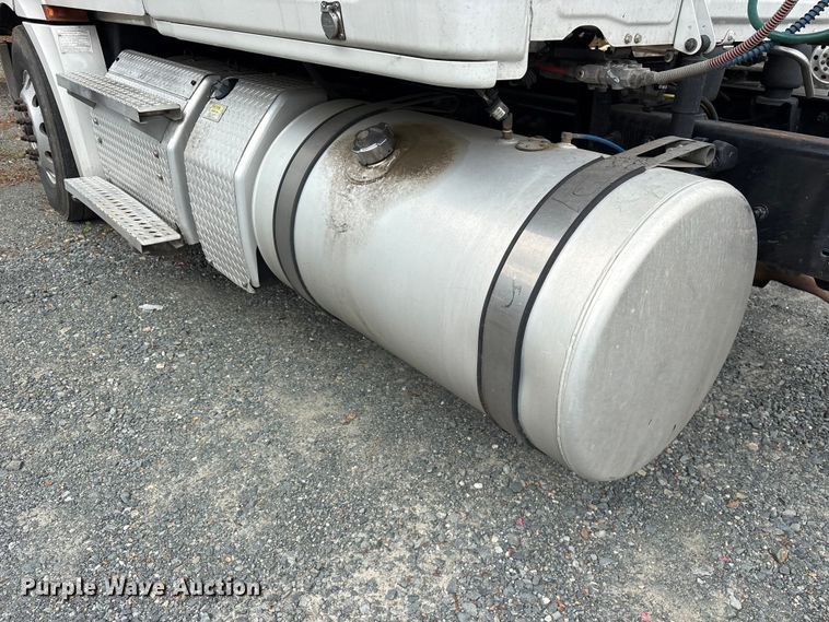 image for item YA2869 2020 Freightliner Cascadia semi truck
