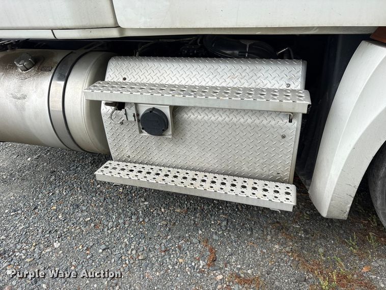 image for item YA2869 2020 Freightliner Cascadia semi truck