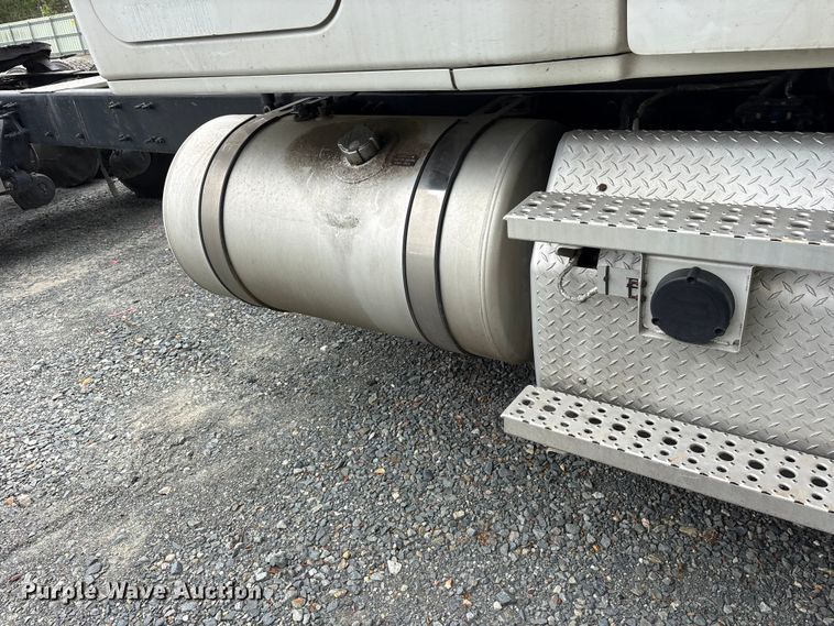 image for item YA2869 2020 Freightliner Cascadia semi truck