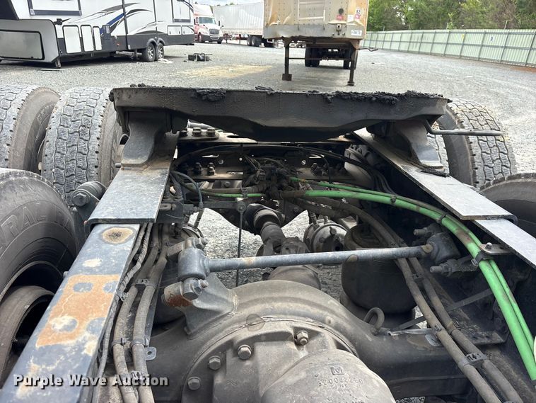 image for item YA2869 2020 Freightliner Cascadia semi truck