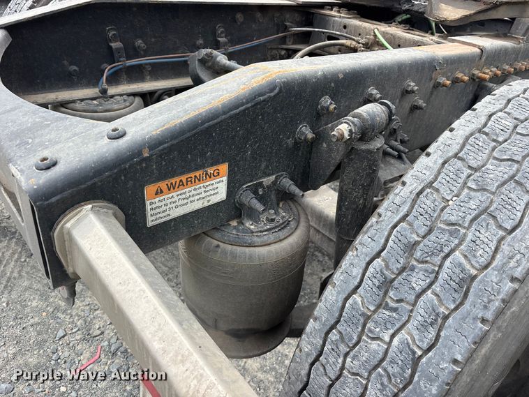 image for item YA2869 2020 Freightliner Cascadia semi truck