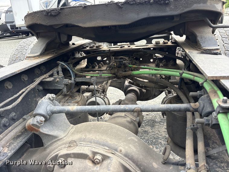 image for item YA2869 2020 Freightliner Cascadia semi truck