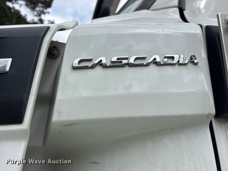 image for item YA2869 2020 Freightliner Cascadia semi truck