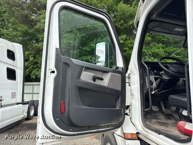 image for item YA2869 2020 Freightliner Cascadia semi truck