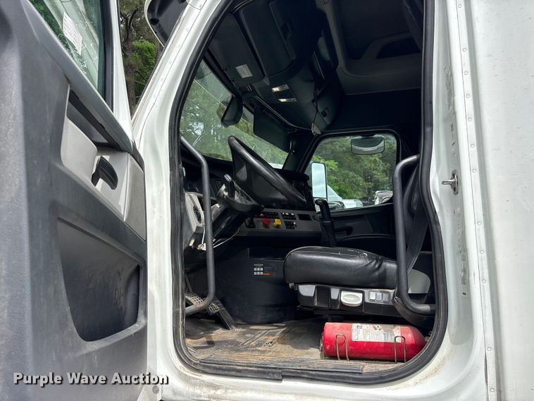 image for item YA2869 2020 Freightliner Cascadia semi truck