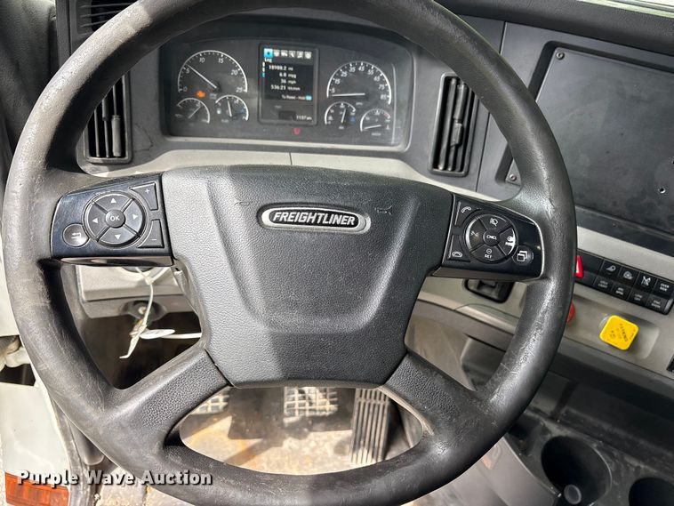 image for item YA2869 2020 Freightliner Cascadia semi truck