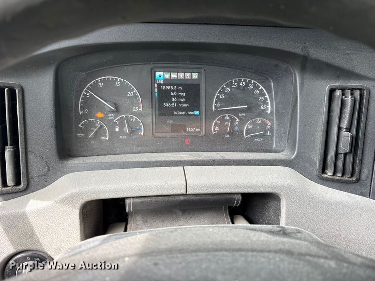 image for item YA2869 2020 Freightliner Cascadia semi truck